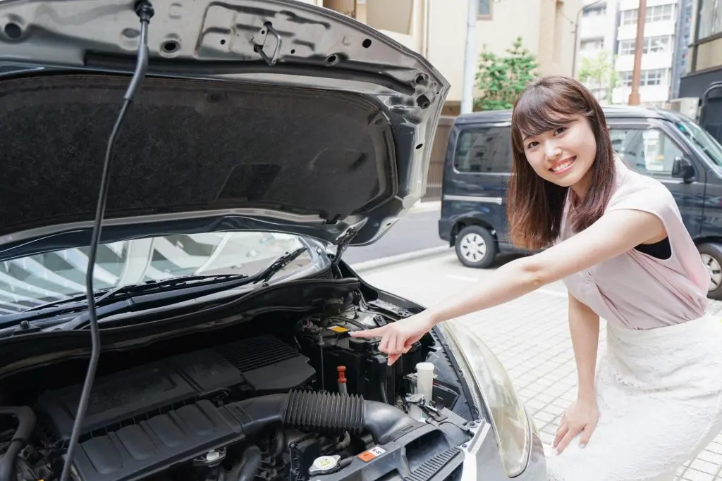 女性と車