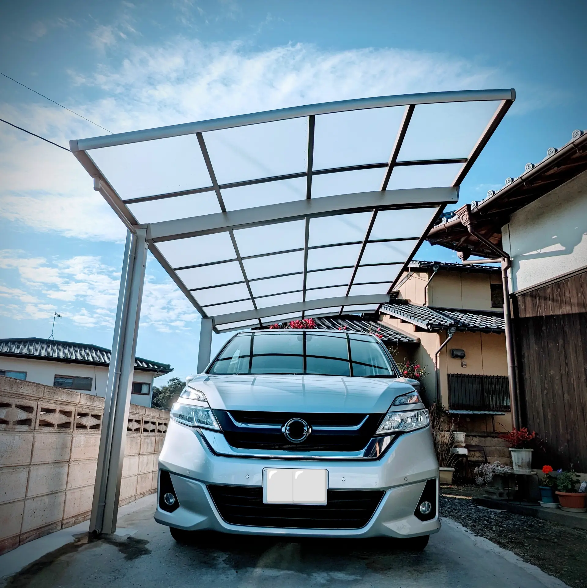 自宅のガレージの車