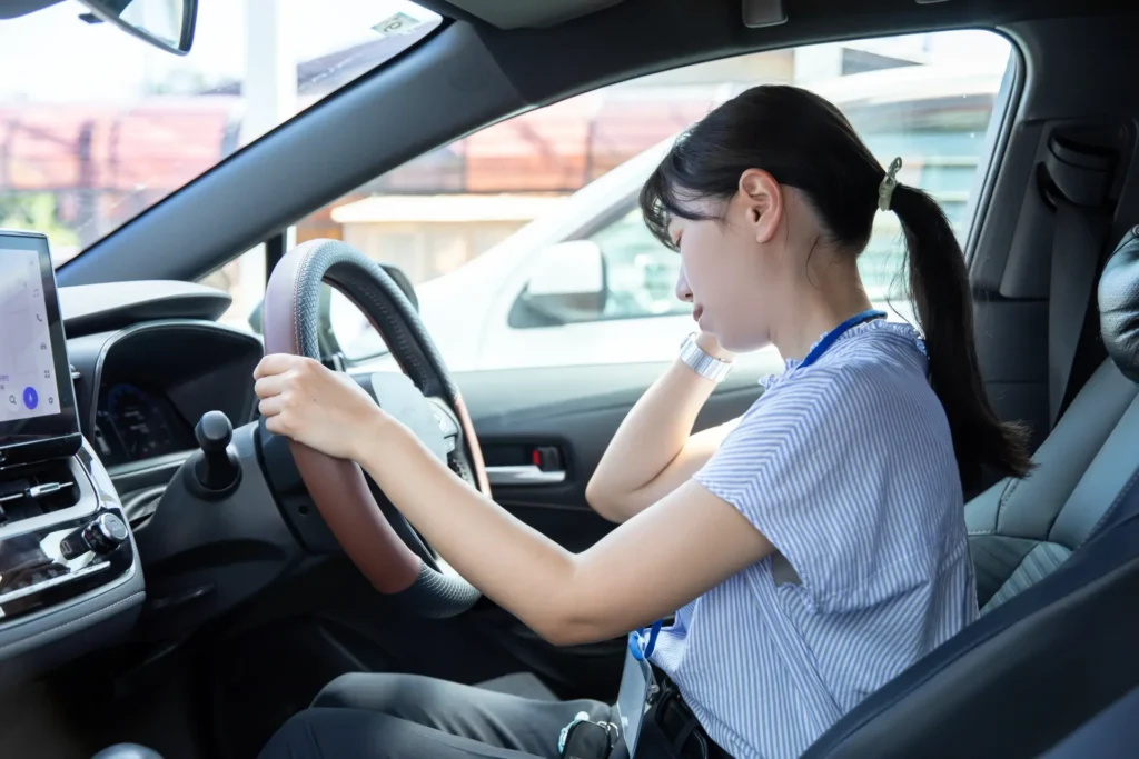 車の中で悩む女性